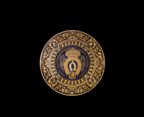 Plaque damasquinée en or Don de la Couronne d'Espagne