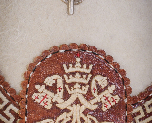 Detalhe da rosa de prata e do brasão de armas do Vaticano