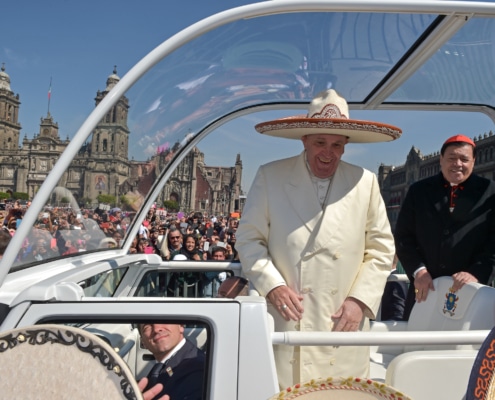 콘틴젠테 차로가 프란치스코 교황에게 상징적인 솜브레로를 선물합니다.