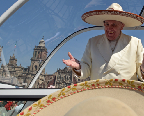 Il Contingente Charro presenta l'emblematico sombrero a H:H: Papa Francesco