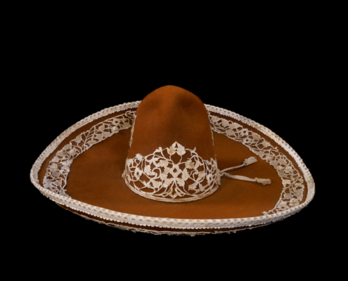 Chapeau marron décoré de pial